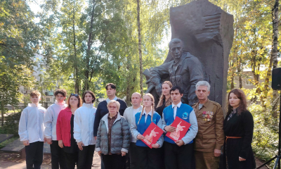 С букетами цветов стекались дети к школе, и звоном детских голосов был полон школьный двор. Никто не знал, что зло уже крадется, зло страшное по имени террор...