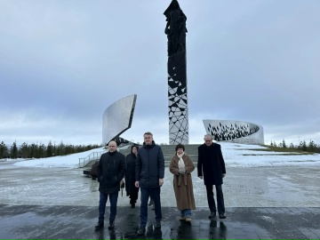 Возложение цветов к вечному огню. Мемориал в деревне Зайцево